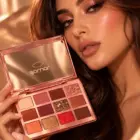 Model holding the open GOMAR Nude Eyeshadow Palette