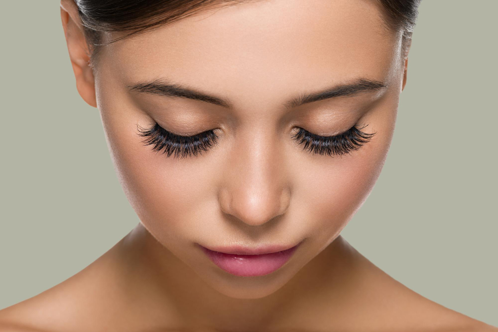 Choosing the Right False Eyelashes for Your Eye Shape: Tips for Flattering Results