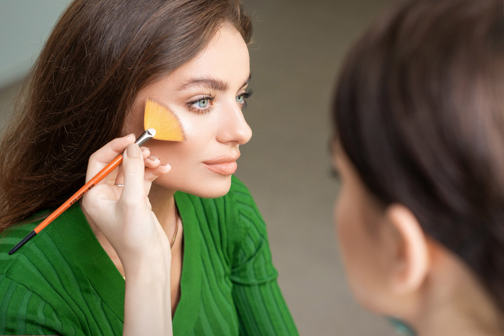 How to Choose the Right Highlighter for Your Skin Tone