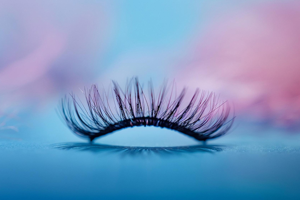 How to Remove False Eyelashes Safely and Painlessly