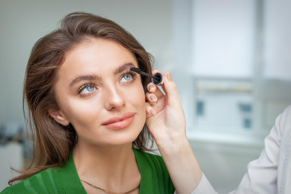 How to Customize False Eyelashes: Trimming and Layering Techniques