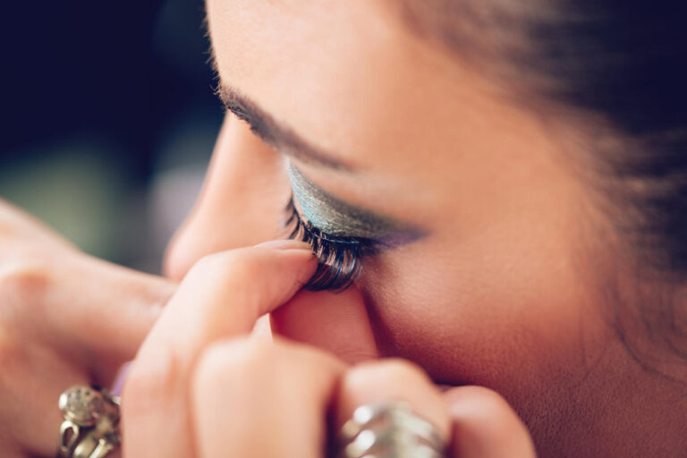 False Eyelashes for Mature Eyes: Tips for Enhancing Lashes While Maintaining a Natural Look