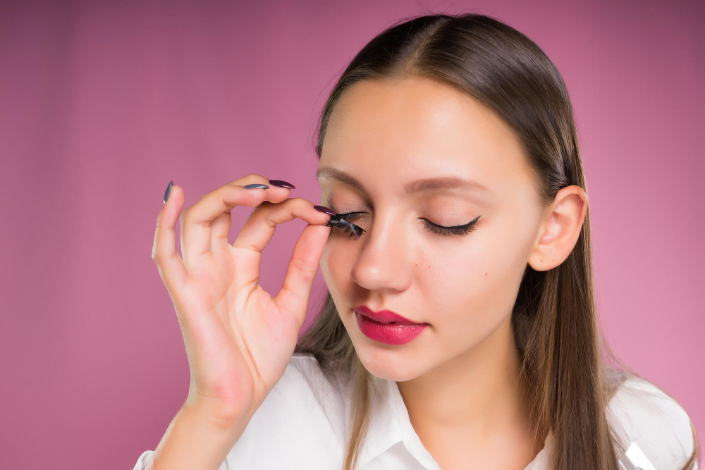 The Science Behind False Eyelash Adhesives: Ingredients and Safety Considerations