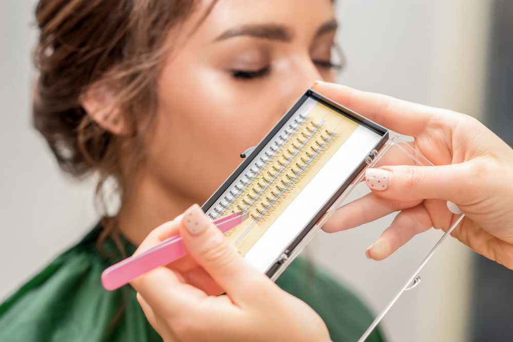 How to Care for and Maintain False Eyelashes: Cleaning and Storage Tips