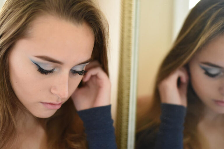 False Eyelashes for Hooded Eyes: Techniques for Enhancing Eye Shape