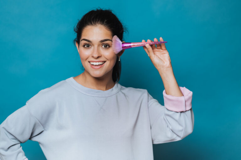 The Benefits of Using Highlighter for Mature Skin: Enhancing Radiance and Youthfulness