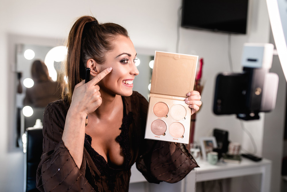 Highlighter for All Occasions: Daytime vs. Nighttime Makeup Looks