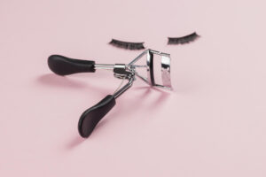 Eyelash Separator vs. Eyelash Curler: Understanding the Differences