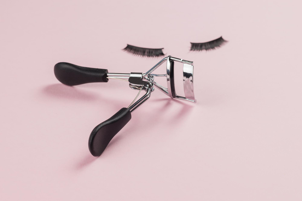 Eyelash Separator vs. Eyelash Curler: Understanding the Differences