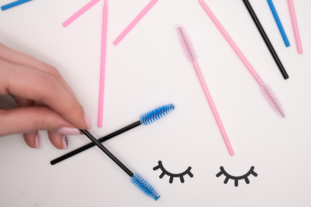 The Role of Eyelash Separators in Mascara Application: Enhancing Volume and Length