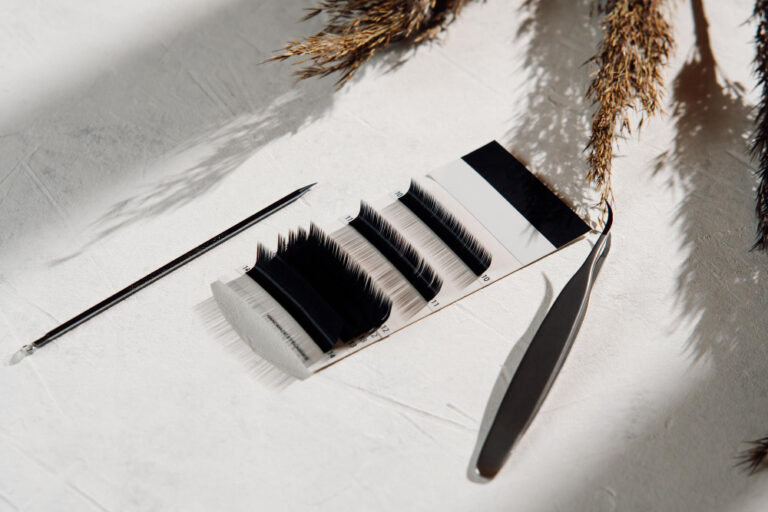 How to Choose the Right Eyelash Separator for Your Lash Type: Comb vs Brush vs Comb-Brush Hybrid