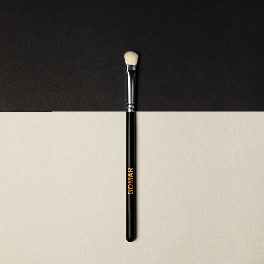 Short eyeshadow brush